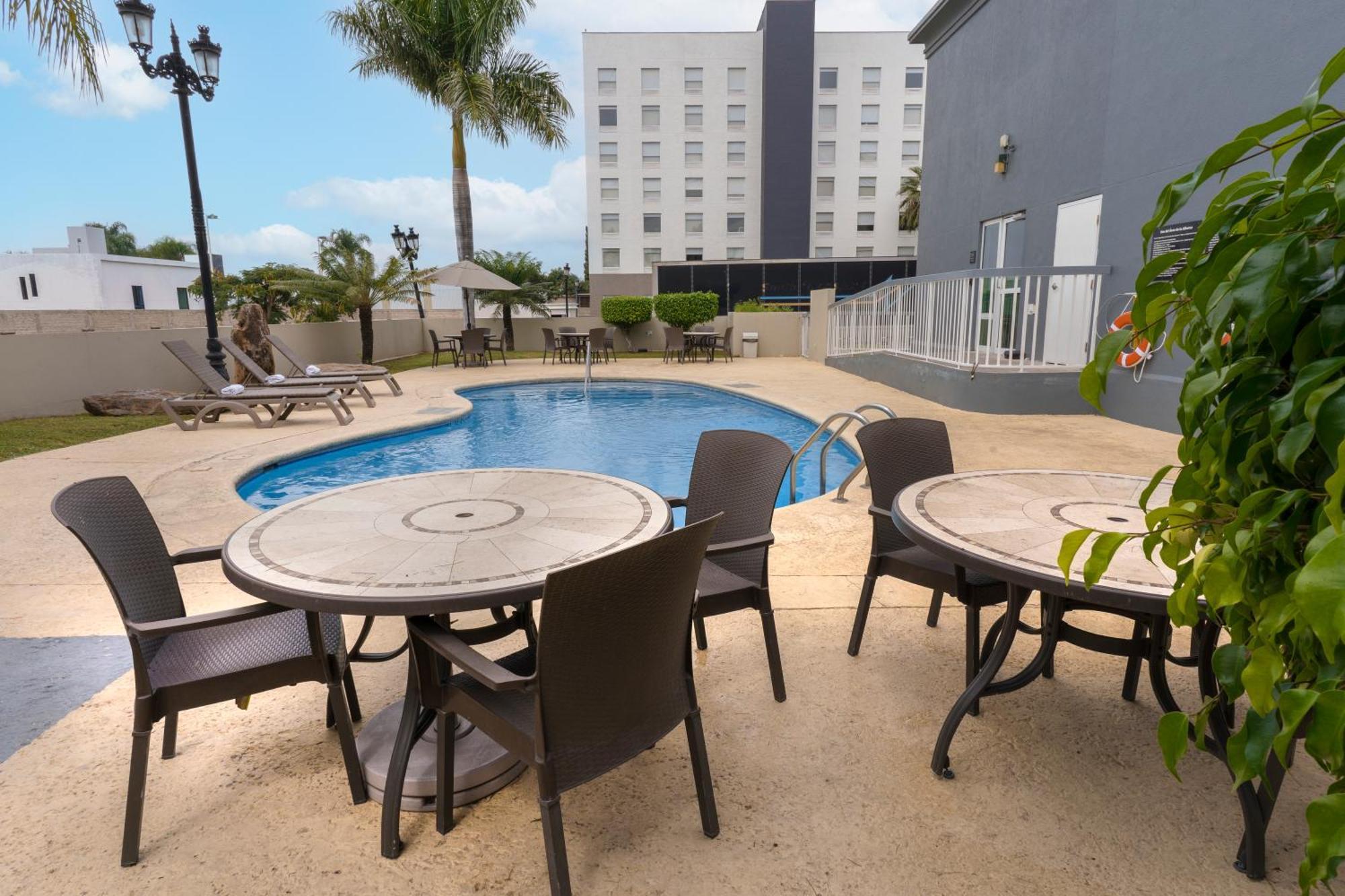 Hampton Inn By Hilton Guadalajara-Aeropuerto Las Pintas Exterior photo